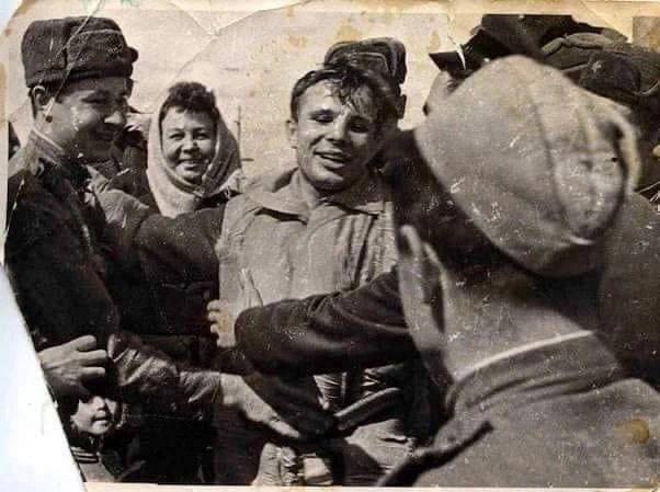Первый снимок Гагарина после полета: история редкого кадра 1961 года