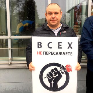 Борец со сносом памятников в Латвии сбежал в Россию