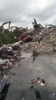 Семь человек погибли при обрушении крупнейшей свалки в Индонезии