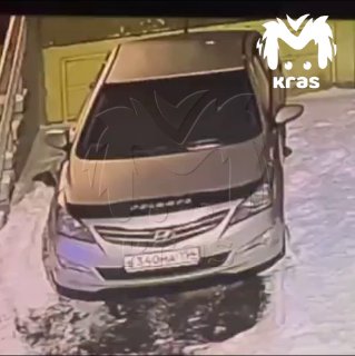 Красноярец выпал из окна на припаркованную машину и выжил