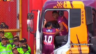 Использование грузовика на футбольном поле в Перу