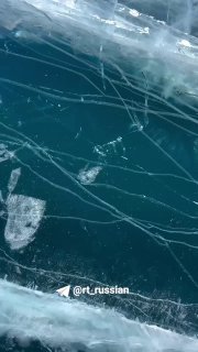 Лёд на Байкале резко треснул перед туристкой: вирусное видео