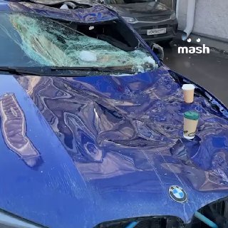 Ледяная глыба раздавила BMW за 20 млн рублей в Москве: водитель выжил