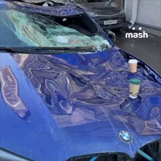 Лёд с крыши раздавил BMW в Москве на 13 млн рублей