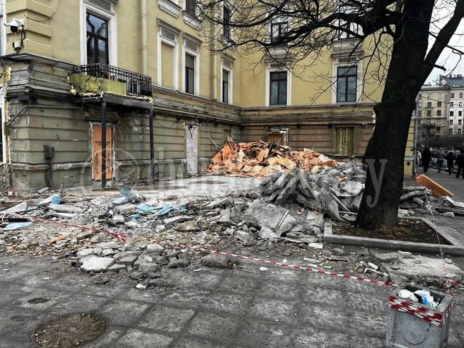 Снесли ресторан «Евразия» у метро «Горьковская»