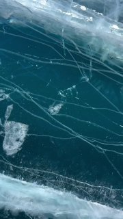 Лед на Байкале треснул под ногами россиянок