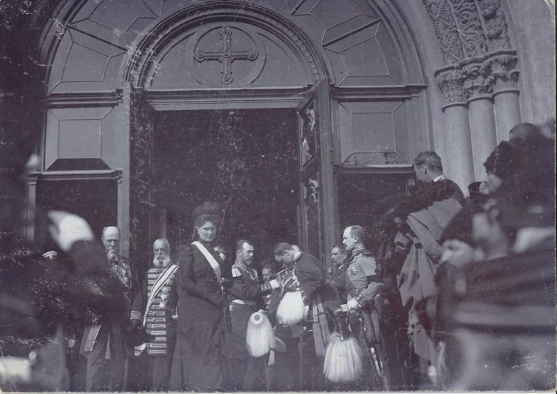 Император Николай II и императрица Александра Федоровна на траурной мессе