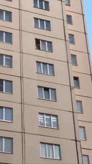 Дети устроили опасные развлечения у окна в Петербурге