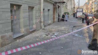 Лепнина упала на прохожего в Петербурге: мужчина с травмами в больнице