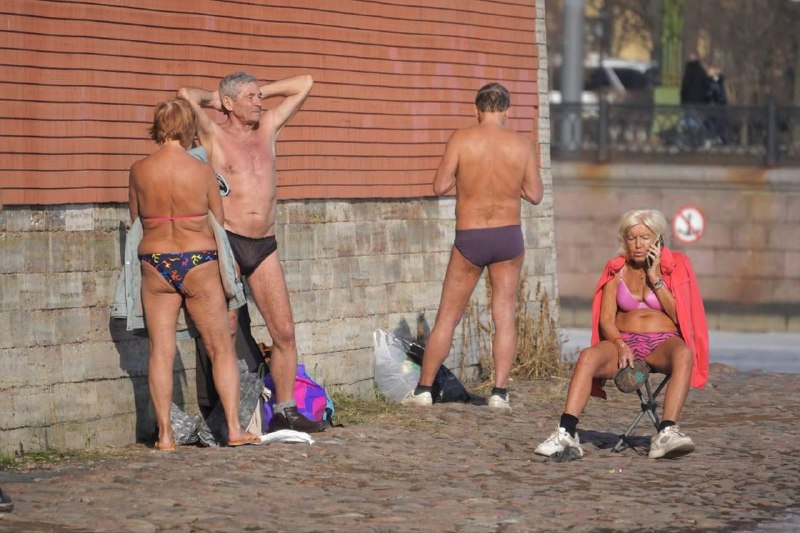 Петербуржцы открыли сезон солнечных ванн на фоне потепления