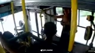 Мать двоих детей погибла, выпав из окна треснувшего автобуса в Бразилии