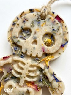 verlab представили ароматические саше в виде скелетиков