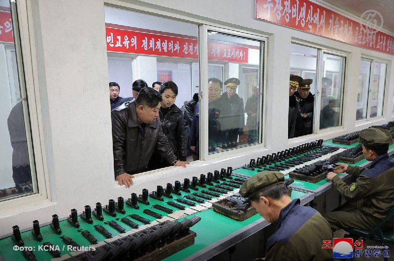 Ким Чен Ын опробовал новый пистолет на военном предприятии