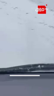 Женщина пешком вывела колонну машин из бурана в Казахстане