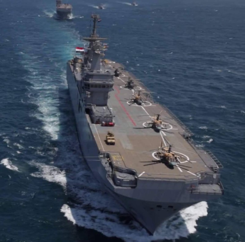 Вертолёты Ка-52 и Apache на палубах египетского УДК «Мистраль» во время учений