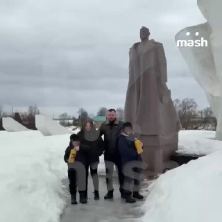 Семью оштрафуют за гендер-пати у памятника Жукову
