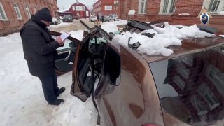 Снежная лавина в Соликамске: с крыши сошел снег на машину, водитель госпитализирован