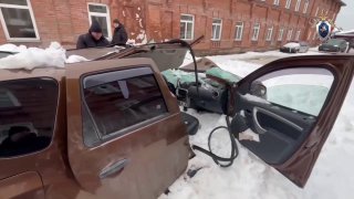 Снег с крыши раздавил автомобиль в Пермском крае: водитель госпитализирован