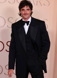 Джейкоб Элорди на «Оскаре» с мамой: стиль, но без награды