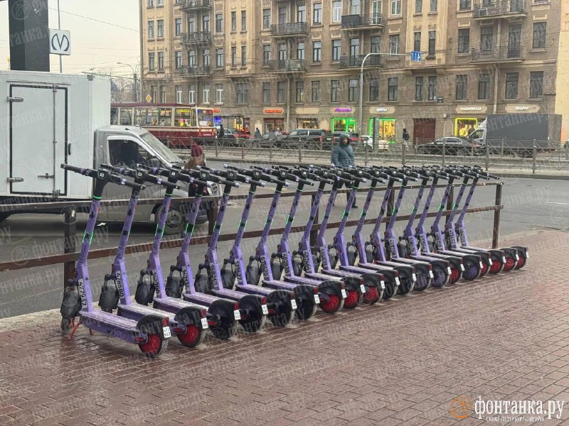 Кикшеринг начал работу в Петербурге: на улицах появились электросамокаты