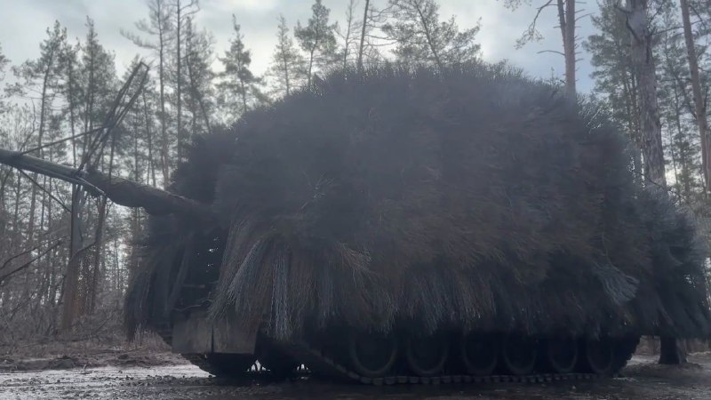 Т-80БВ с усиленной защитой от дронов: 20 тонн тросов ухудшают ходовые качества