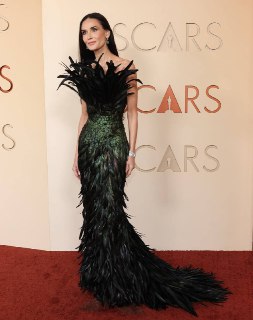 Разбор лучших выходов на «Оскаре»: от Деми Мур до Кайли Дженнер