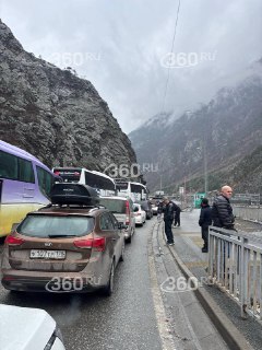 Туристы застряли на границе с Грузией из-за лавин