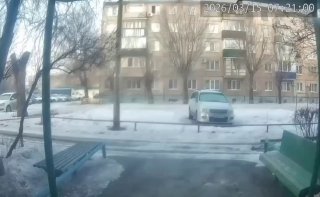 Женщина выпала из окна пятого этажа, встала и пошла