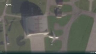 Попадания по ангару авиаремонтного завода в Старой Руссе