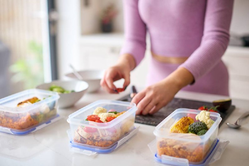 Тренд на «эффект пластикового контейнера»: как сэкономить на обедах и накопить миллион