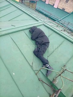 Нетрезвые калининградские туристы устроили «кутеж» на крыше медцентра в Петербурге