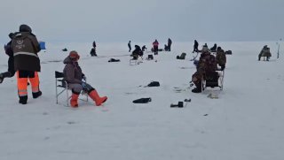Сахалинец едва не утонул, провалившись на снегоходе под лед