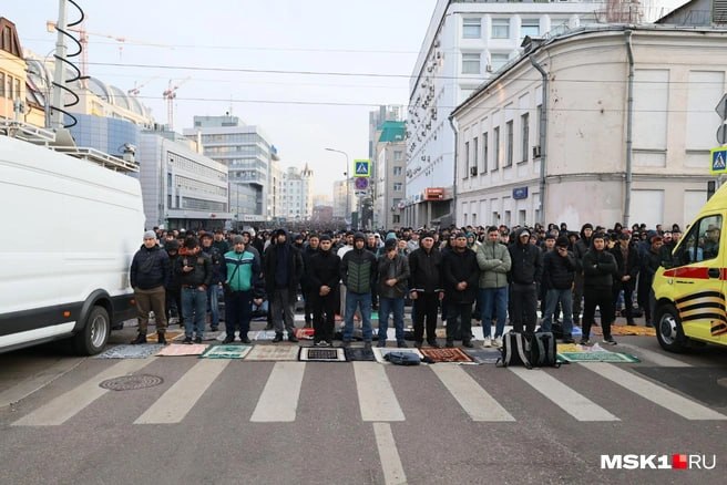 Двойные стандарты властей: массовые праздники разрешены, а митинги отменяются