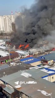 Пожар на строительном рынке в Зеленограде: горят газовые баллоны
