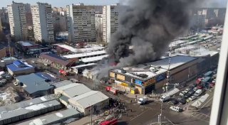 Пожар на строительном рынке в Солнечногорске: работают 42 человека и 15 единиц техники