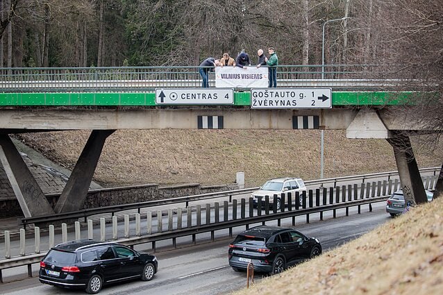 В Вильнюсе ответили на националистический плакат баннером «Вильнюс для всех»