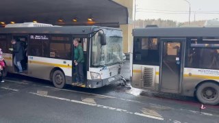 Два автобуса столкнулись на Варшавском шоссе: 9 пострадавших