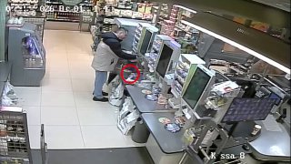 Охранник вернул забытый в магазине смартфон