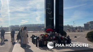 Люди несут цветы к мемориалу жертв теракта в «Крокус Сити Холле»