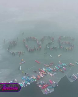 Сотни сапсерферов «угнали» льдины во Владивостоке в честь открытия сезона