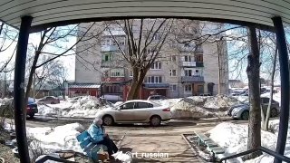 Лед и сугроб рухнули на женщину с котами в Нижегородской области