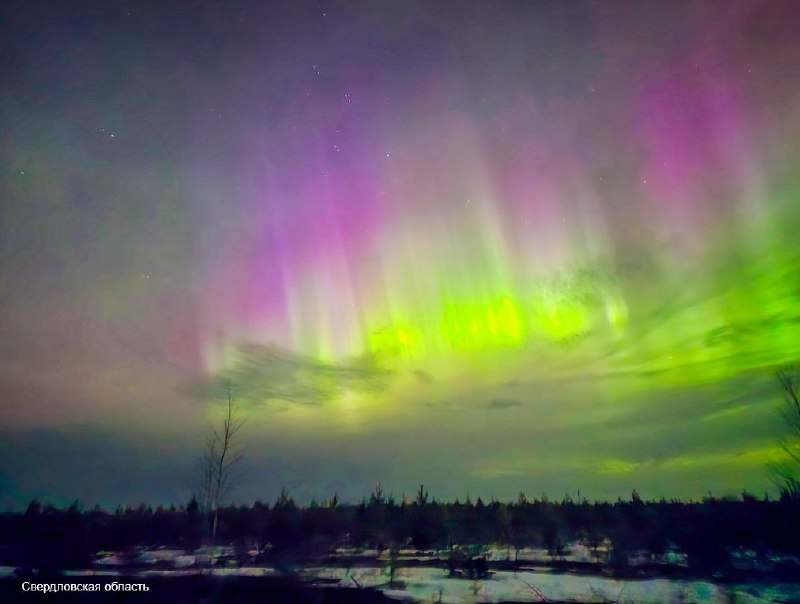 Яркие полярные сияния и магнитная буря G3 наблюдаются в России