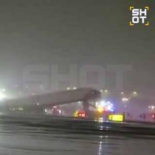 Самолет врезался в пожарную машину в аэропорту Нью-Йорка, десятки пострадавших