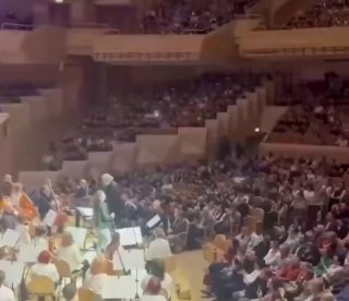 Драка в зале во время концерта Queen