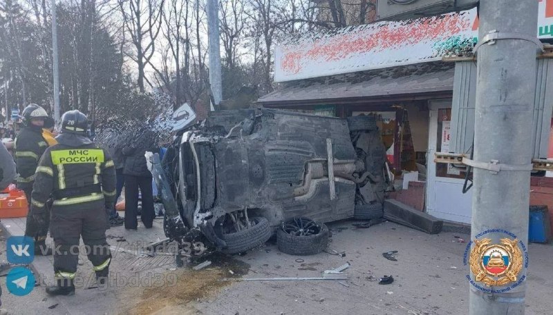 Машина влетела в толпу пешеходов в Гурьевске: есть пострадавшие