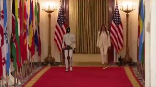 Мелания Трамп на саммите по ИИ с роботом