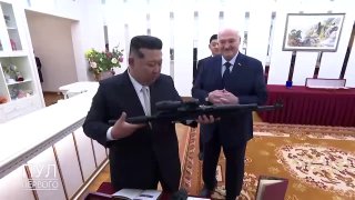 Лукашенко подарил Ким Чен Ыну автомат