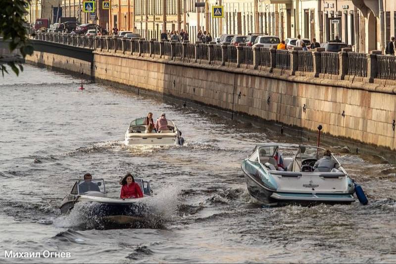 В Петербурге разрешили ходить маломерным судам по рекам и каналам