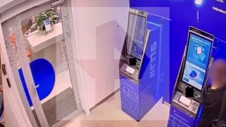 Парень поджег банкомат по указанию мошенника из мессенджера