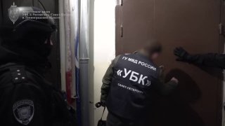 ФСБ задержала юных айтишников, обслуживавших узел связи украинских мошенников в Петербурге